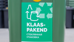 Pildil on klaaspakendite konteiner.